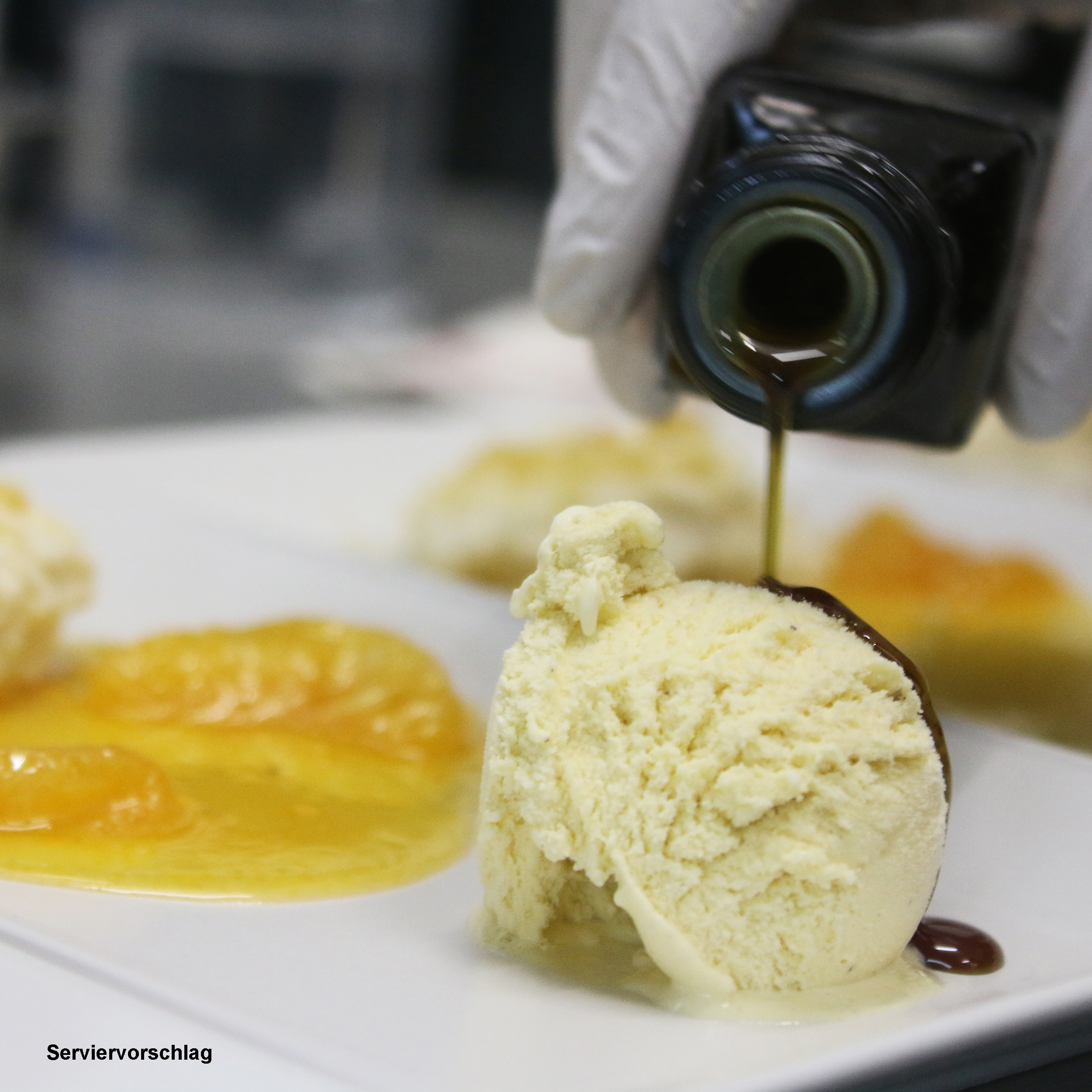 Vanilleeis-mit-Kurbisol-und-Obst-Serviervorschlag