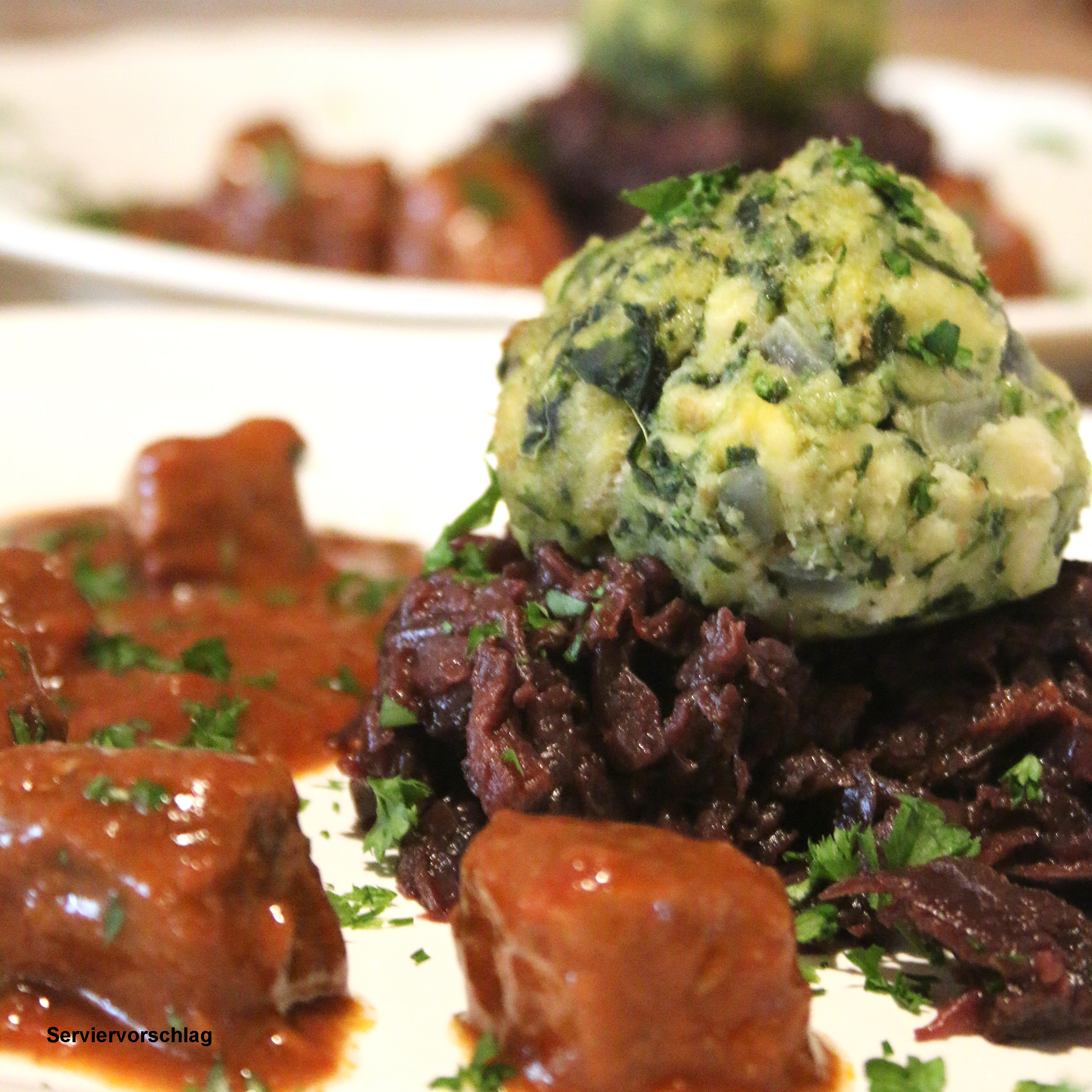 Barlauchknodel-mit-Rotkohl-und-Gulasch-SV