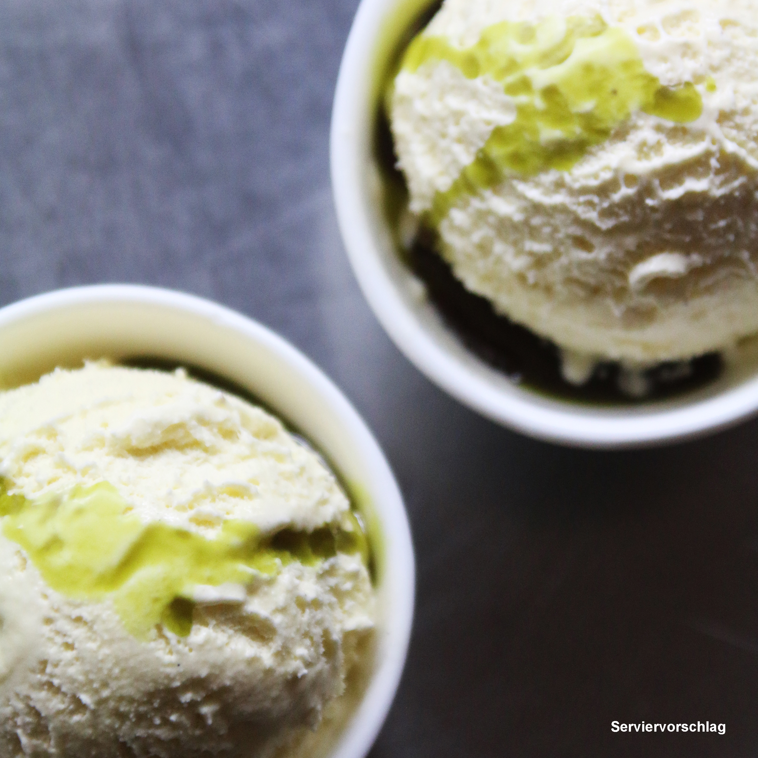 Vanilleeis-mit-Kurbisol-Serviervorschlag