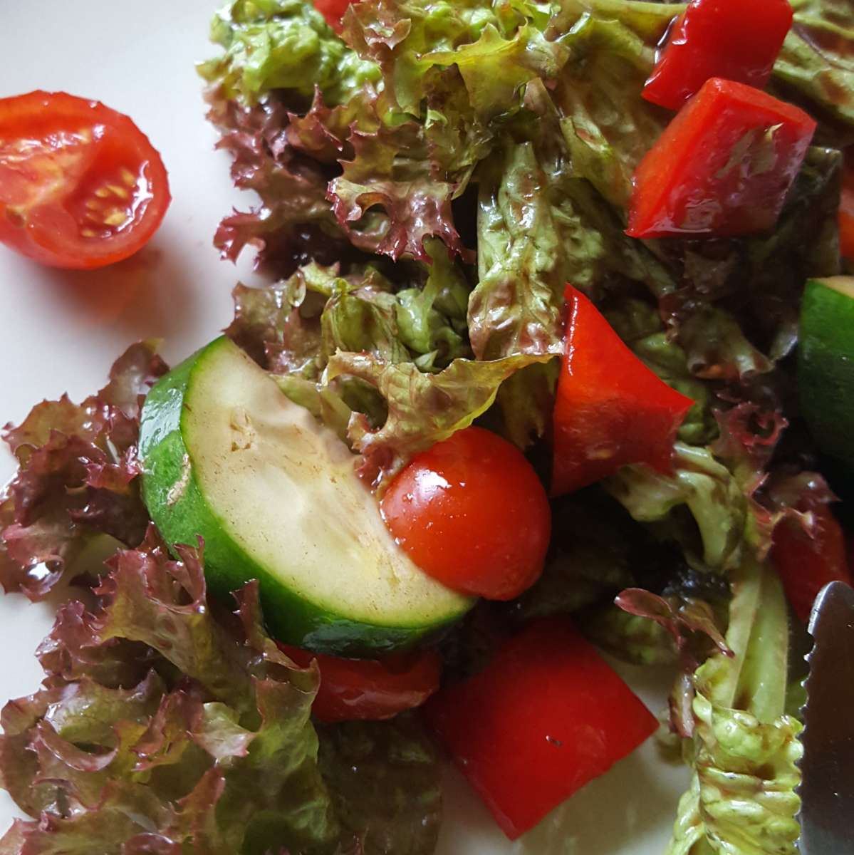 Saisonsalat mit Mandel-Senf-Dressing &amp; Gartengemüse | onemillionfruits ...