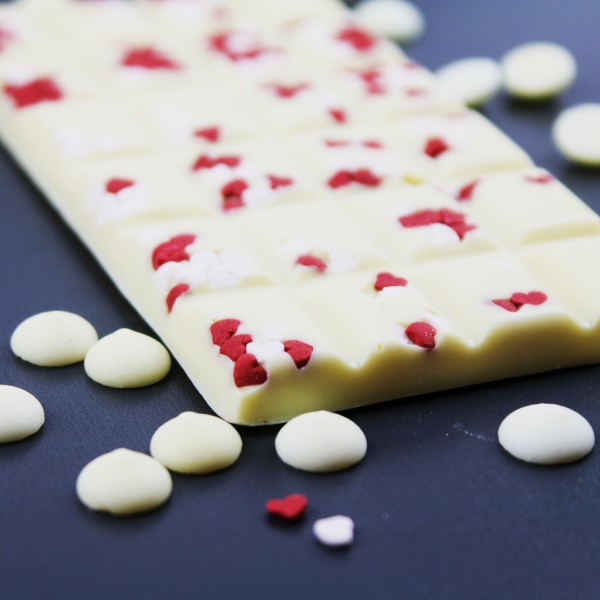 Weiße Schokolade mit Zuckerherzen in rot & weiß
